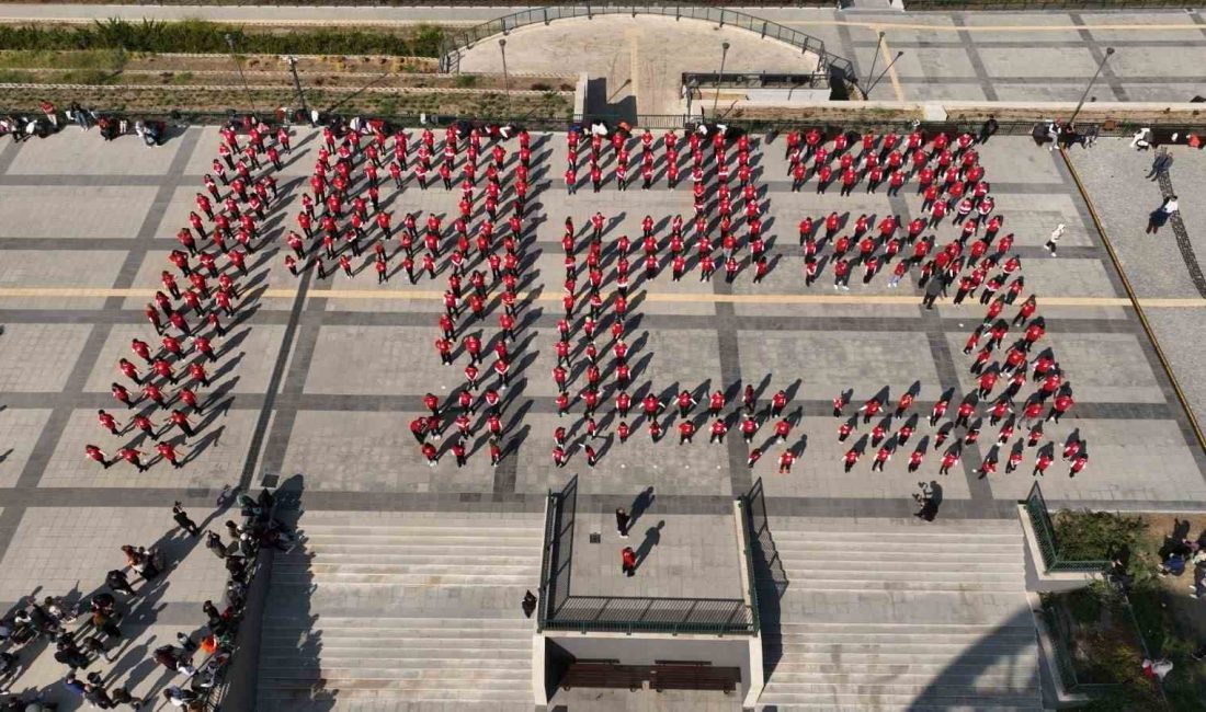 Cumhuriyet için 500 kişi 7’den 70’e zeybek oynadılar Türkiye Cumhuriyeti’nin kuruluşunun 101. yıl dönümünde, Balıkesir’de 500 kişilik zeybek