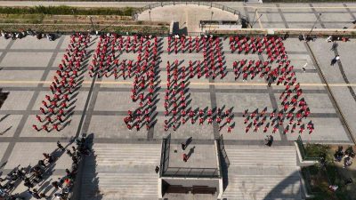 Türkiye Cumhuriyeti’nin kuruluşunun 101. yıl dönümünde, Balıkesir’de 500 kişilik zeybek