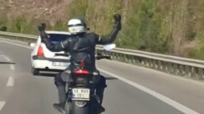 Bursa’da bir motosiklet sürücüsü seyir halindeyken, iki tekerlekli araç üzerinde