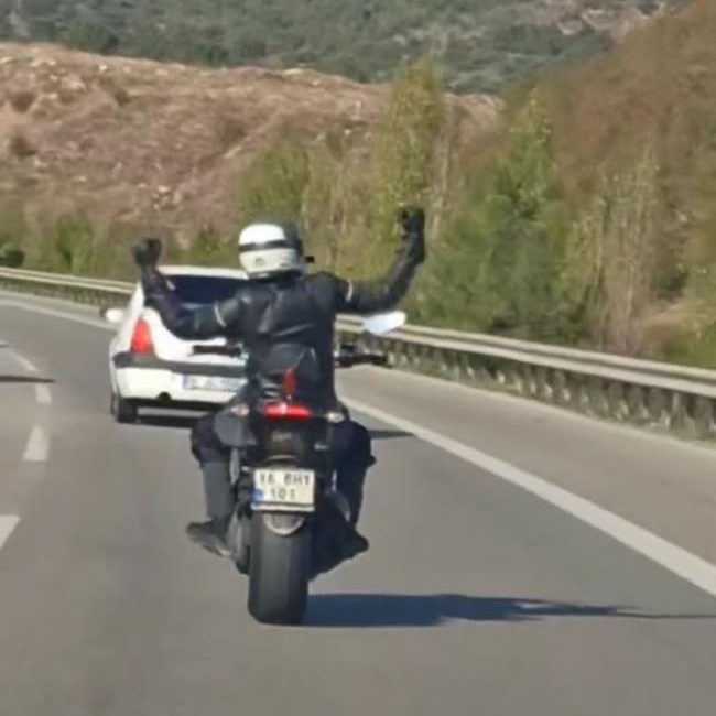 Motosiklet üzerinde dans edip kilometrelerce ilerledi Bursa’da bir motosiklet sürücüsü seyir halindeyken, iki tekerlekli araç üzerinde