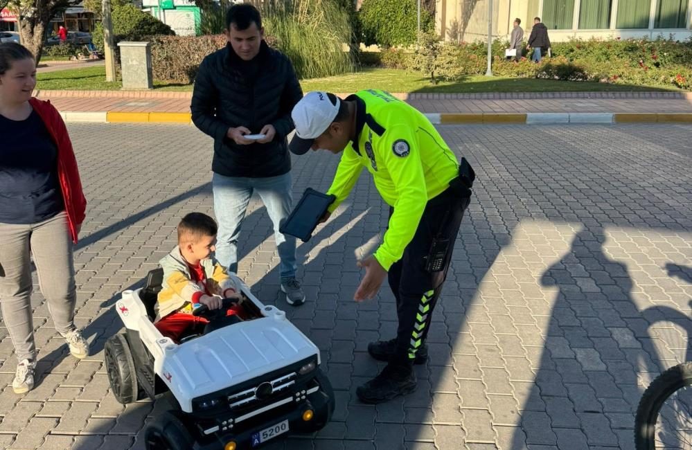 Gönen’de trafik denetimlerinde 48 araç kontrol edildi, 9 araca ceza yazıldı Gönen İlçe Emniyet Müdürlüğü, trafik güvenliğini artırmak ve kazaların önüne