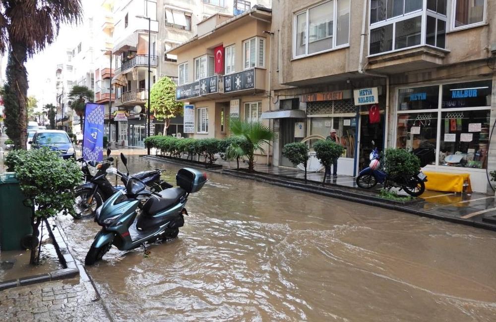 Erdek’te 10 dakikalık yağış sonrası altyapı sorunu yine gündemde Erdek’te yaşanan son yağış, ilçenin yıllardır süregelen altyapı sorununu bir