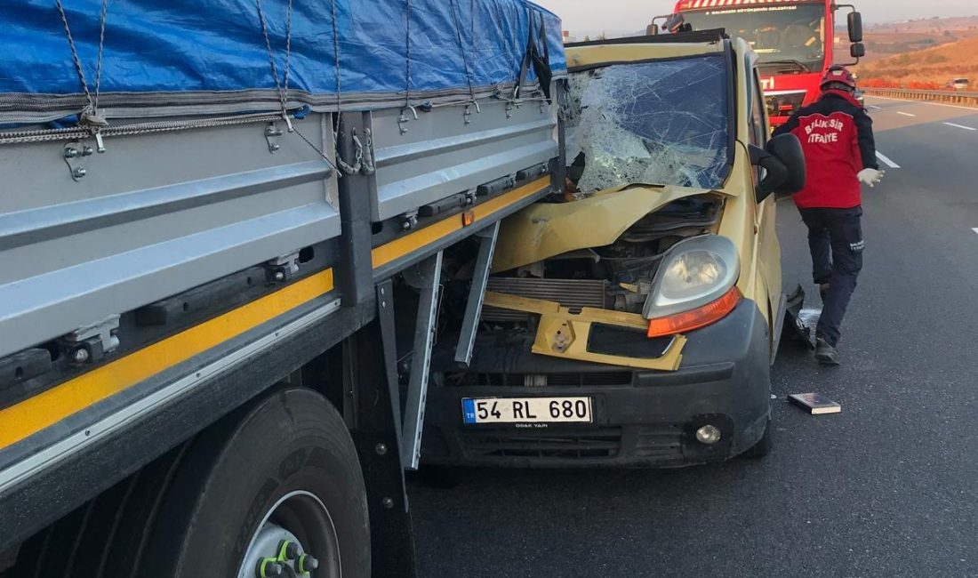 Balıkesir’de otoyolda trafik kazası: 3 yaralı Balıkesir-İzmir otoyolunun Karakol kırsal mahallesi yakınlarında meydana gelen çift taraflı