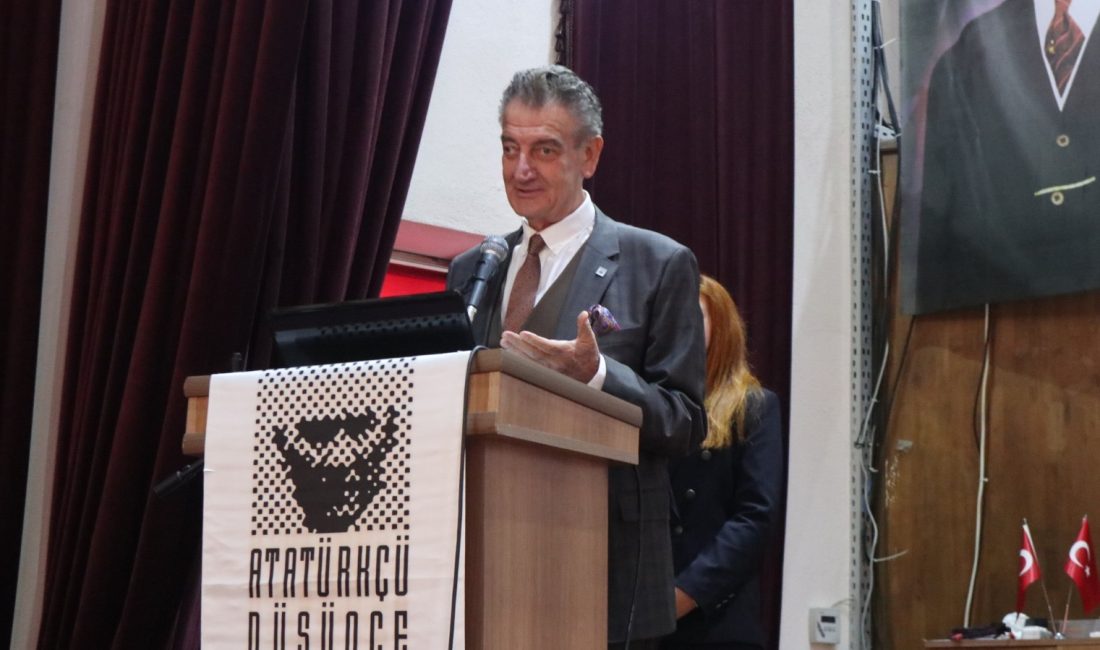 ADD Genel Başkanı Bozkurt Bandırma’da Atatürk Cumhuriyeti’ni anlattı ADD Genel Başkanı Mustafa Hüsnü Bozkurt, Bandırma’da düzenlenen konferansta Atatürk