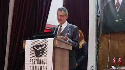 ADD Genel Başkanı Mustafa Hüsnü Bozkurt, Bandırma’da düzenlenen konferansta Atatürk