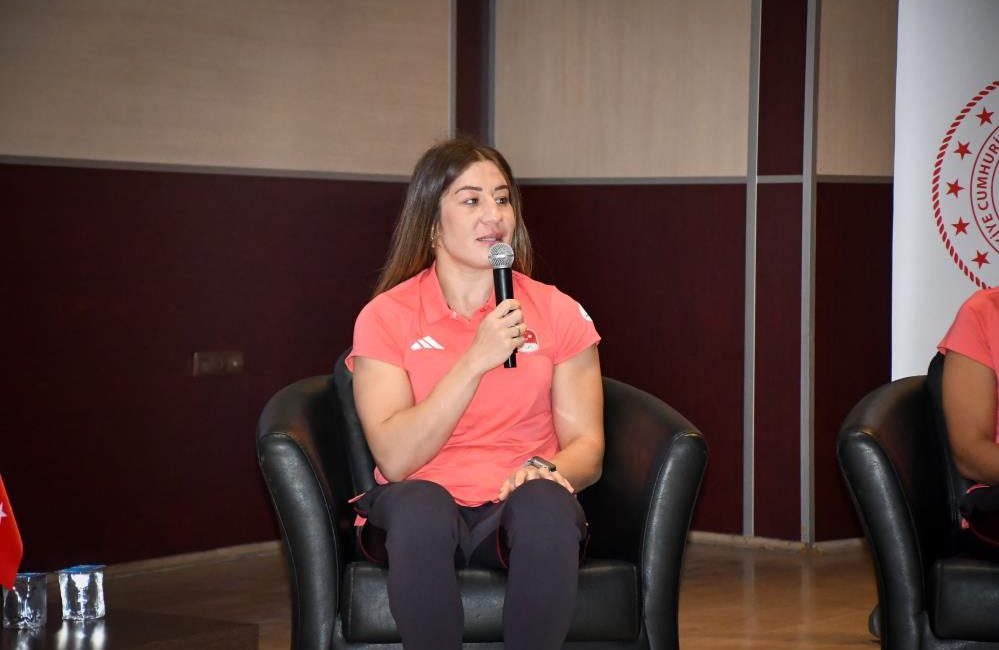 “Zirvedeki Sporcu Buluşmaları” Gençlere İlham Verdi Amatör Spor Haftası kapsamında Balıkesir Valiliği himayelerinde Gençlik ve Spor