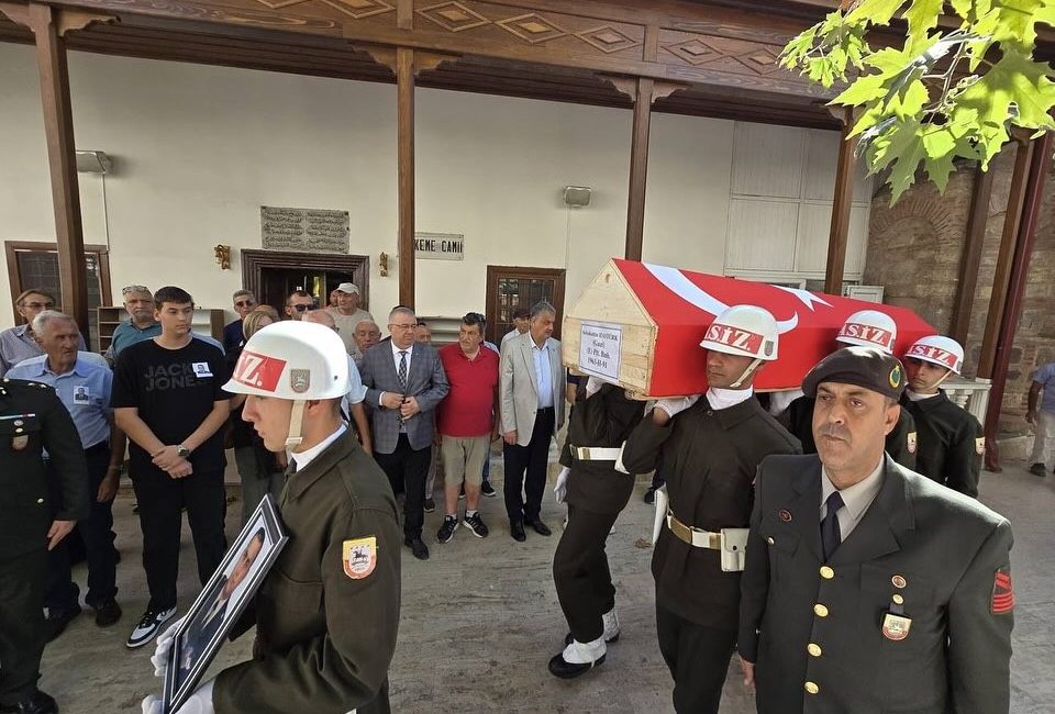 Kıbrıs Gazisine son görev Edremit’te geçirdiği rahatsızlık sonrası hayatının kaybeden Kıbrıs Gazisi Emekli Hava