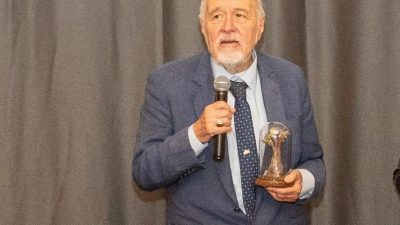 Ayvalık’ta, 82 yaşındaki Aynur Sucu’nun yazdığı, “Aynur Teyze’den 2 Yaka