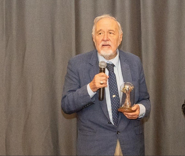 Ünlü tarihçi Profesör İlber Ortaylı: “Hepiniz zeytinlik alın ve zeytin yetiştirin” Ayvalık’ta, 82 yaşındaki Aynur Sucu’nun yazdığı, “Aynur Teyze’den 2 Yaka
