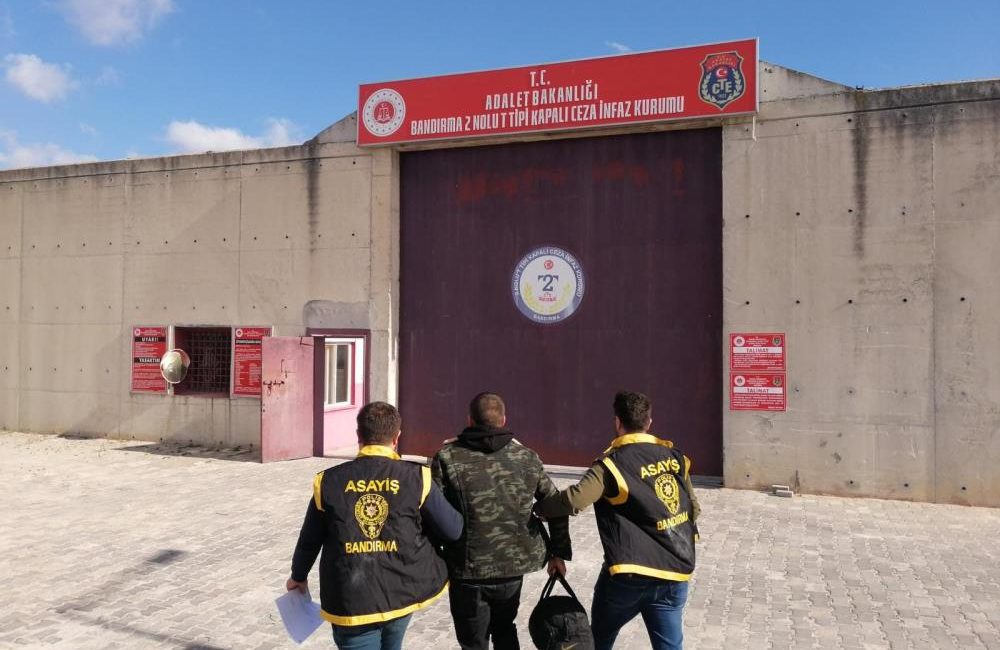 Hapis cezası bulunan 12 şahıs yakalandı Balıkesir’de emniyet ekipleri aranan şahıslara yönelik gerçekleştirdikleri denetimlerde hapis cezası