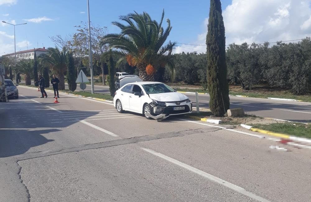 Erdek’te otomobilin çarptığı motosiklet sürücüsü hayatını kaybetti Erdek’te otomobil ile motosikletin çarpıştığı kazada motosiklet sürücüsü hayatını kaybetti.