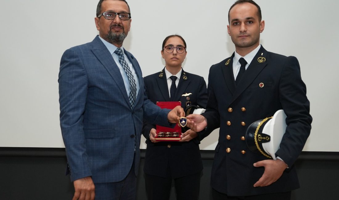 Bandırma’da geleceğin denizcilerine bröveleri takdim edildi Bandırma Onyedi Eylül Üniversitesi’nde Denizcilik Fakültesi 1’inci sınıf öğrencilerine yönelik