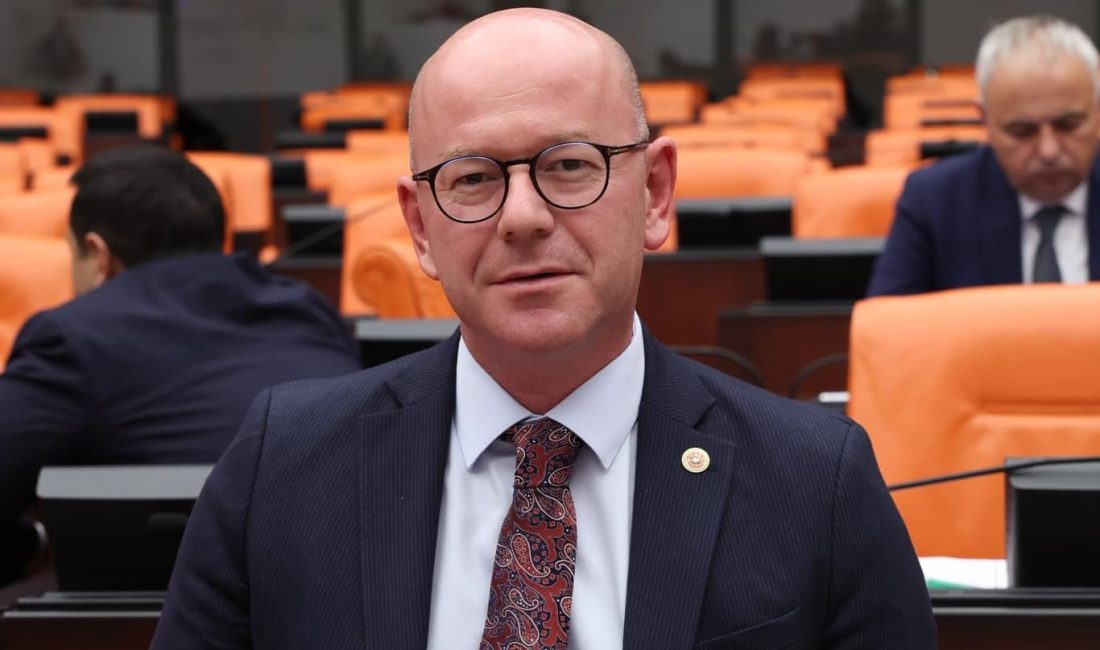 CHP BALIKESİR MİLLETVEKİLİ SERKAN SARI, ECZACILARIN YEŞİL PASAPORT ALABİLMESİ İÇİN KANUN TEKLİFİ VERDİ CHP Balıkesir Milletvekili ve aynı zamanda eczacı olan Serkan Sarı,