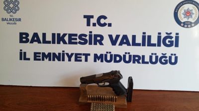 Bandırma’da hakkında 24 yıl hapis cezası bulunan şahıs, ikametinde ruhsatsız