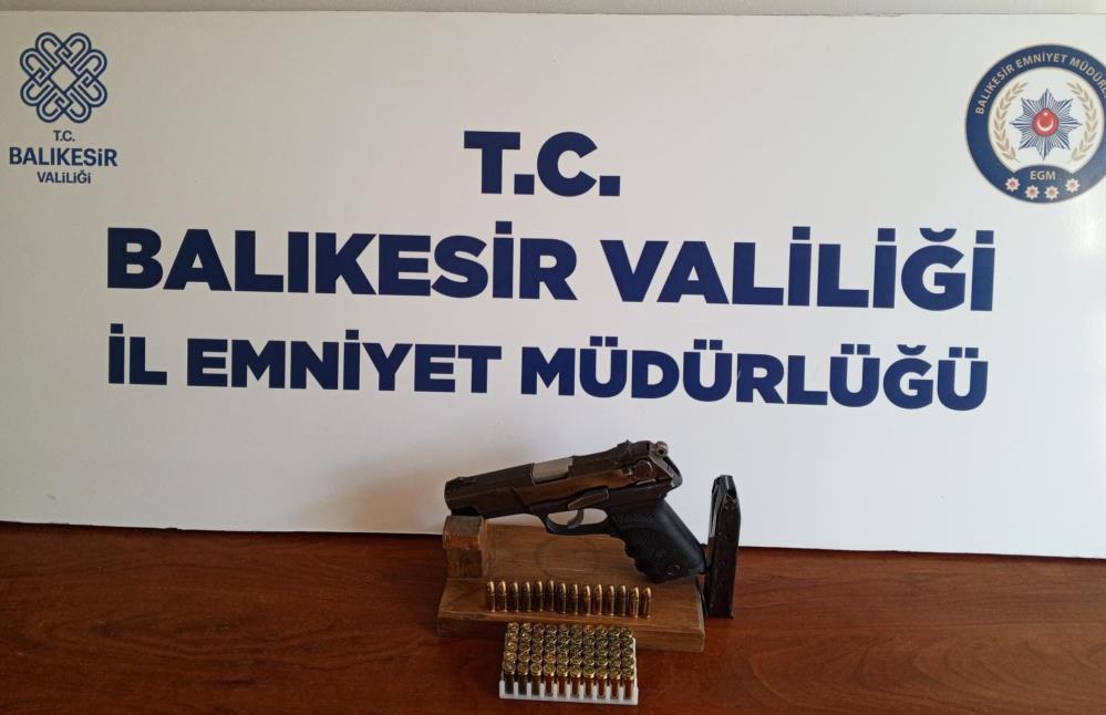 8 suç kaydı olan şahıs Bandırma’da yakalandı Bandırma’da hakkında 24 yıl hapis cezası bulunan şahıs, ikametinde ruhsatsız