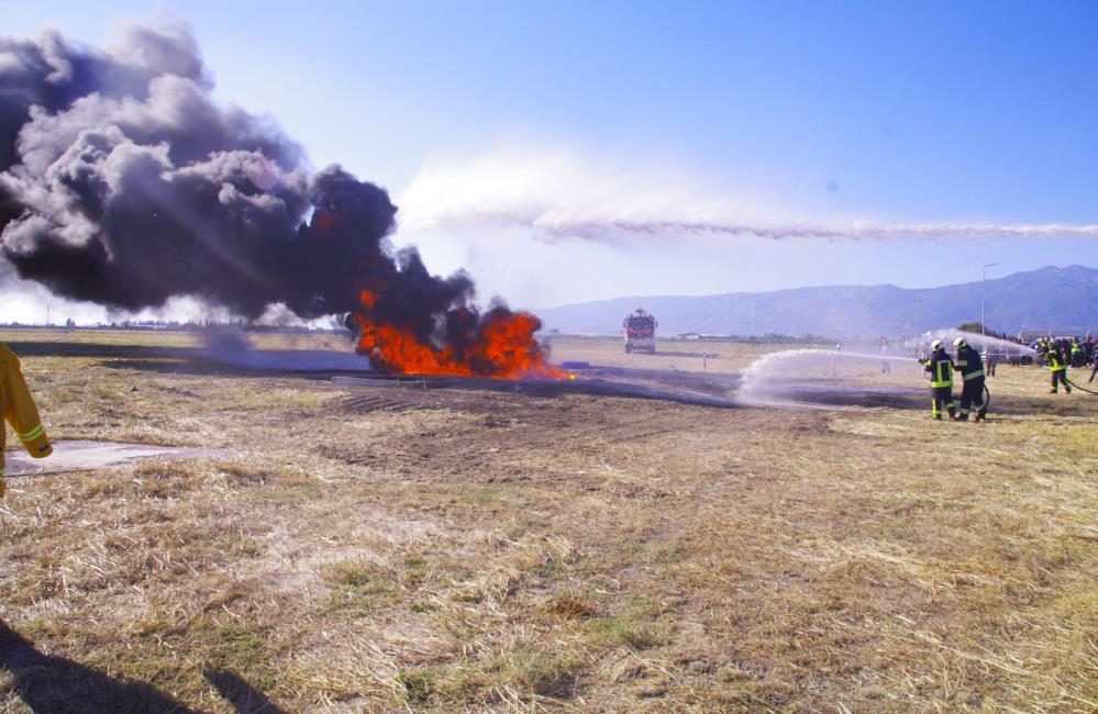 Kocaseyit Havalimanında yangın tatbikatı Edremit’te bulunan Balıkesir Kocaseyit Havalimanı’nda yangın tatbikatları yapıldı. Senaryo gereği