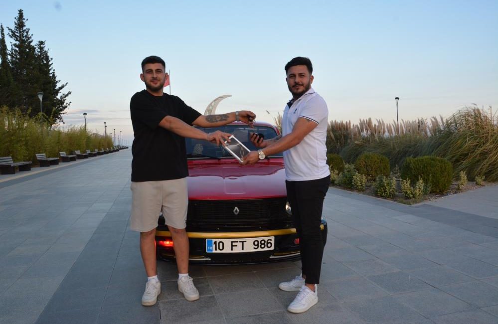 Yok böyle takas: Iphone 16 ile otomobili takas ettiler Balıkesir’de iki genç, ilginç bir takas gerçekleştirdi. Ümit Macan, yeni