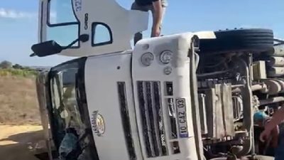 Gönen çevre yolunda seyir halindeki çeltik yüklü kamyon virajı alamayarak