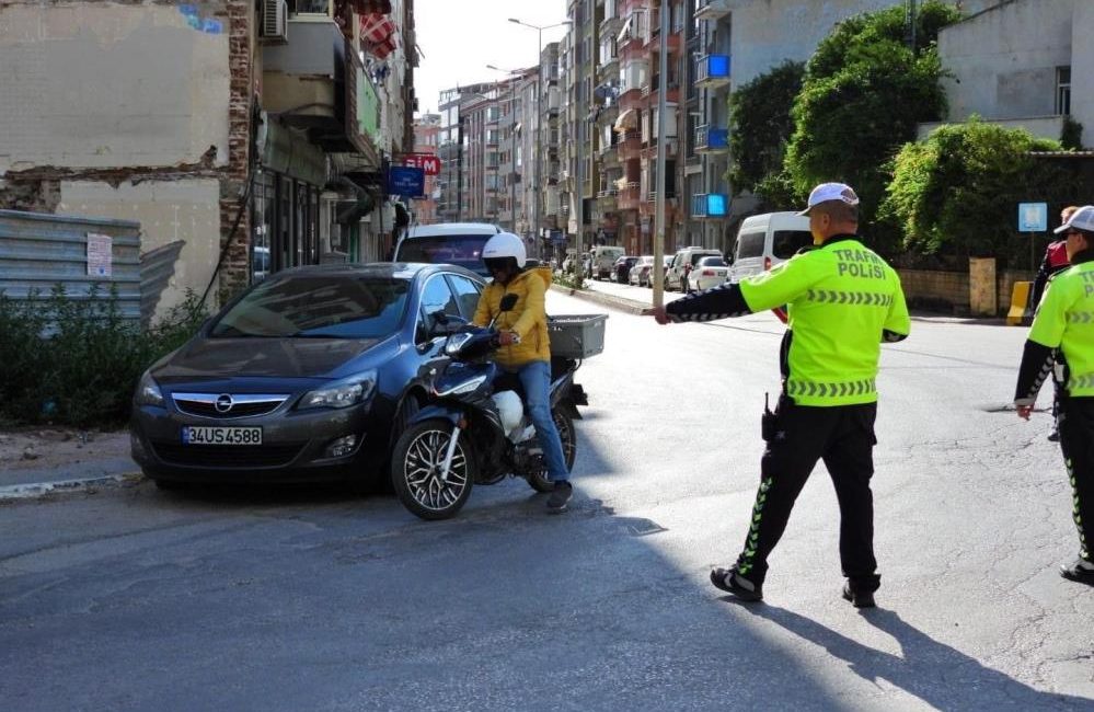 Erdek’teki motosikletlere sıkı denetim başlıyor Erdek’te motosiklet, motorlu bisiklet ve elektrikli bisiklet sürücülerinin kask ve