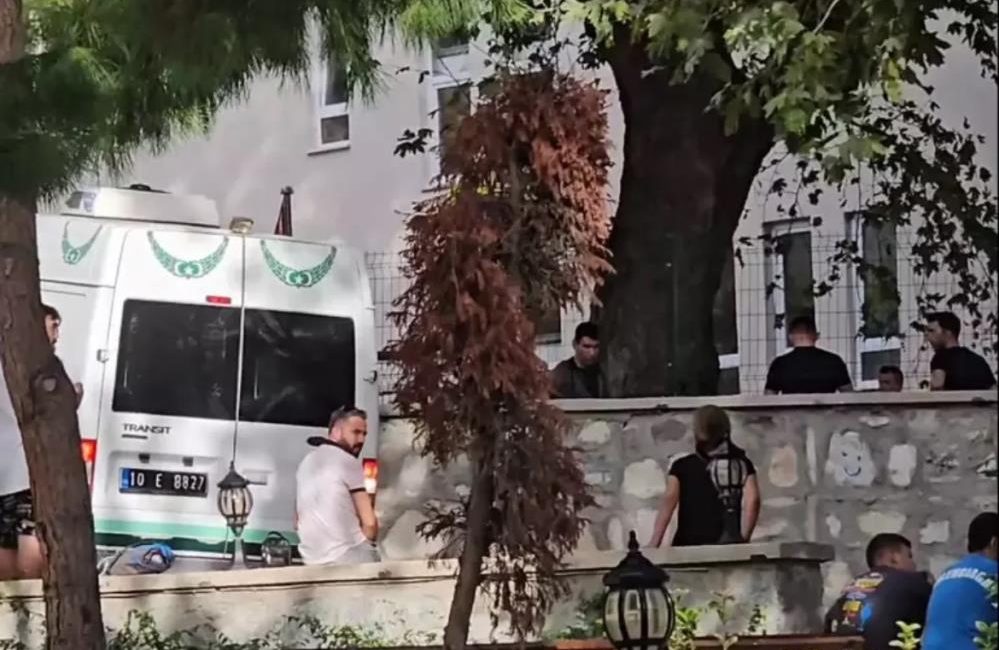 Marmara Adası’nda İlçe Tarım Müdür Vekili silahlı saldırıda öldü Marmara’da İlçe Tarım Müdür Vekili Murat Yakupoğlu, makamında tabancayla vurularak