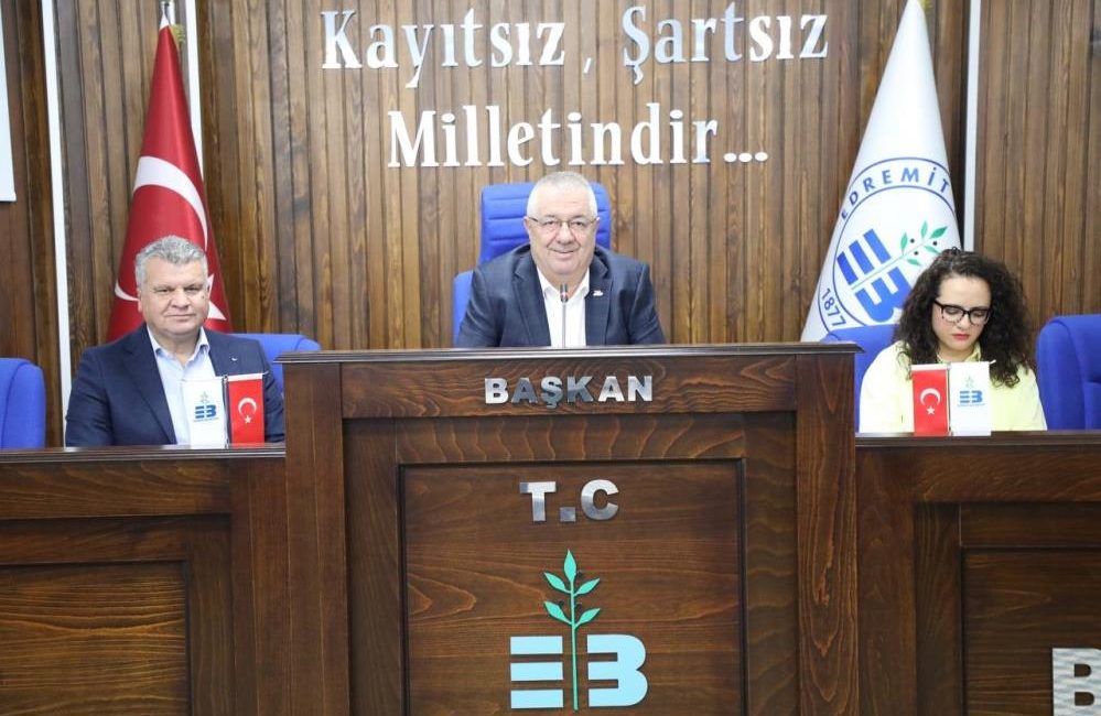Başkan Ertaş, muhtarlar, meslek odaları ve STK’larla bir araya geldi Edremit Belediye Başkanı Mehmet Ertaş, her ay düzenli olarak gerçekleştirdiği