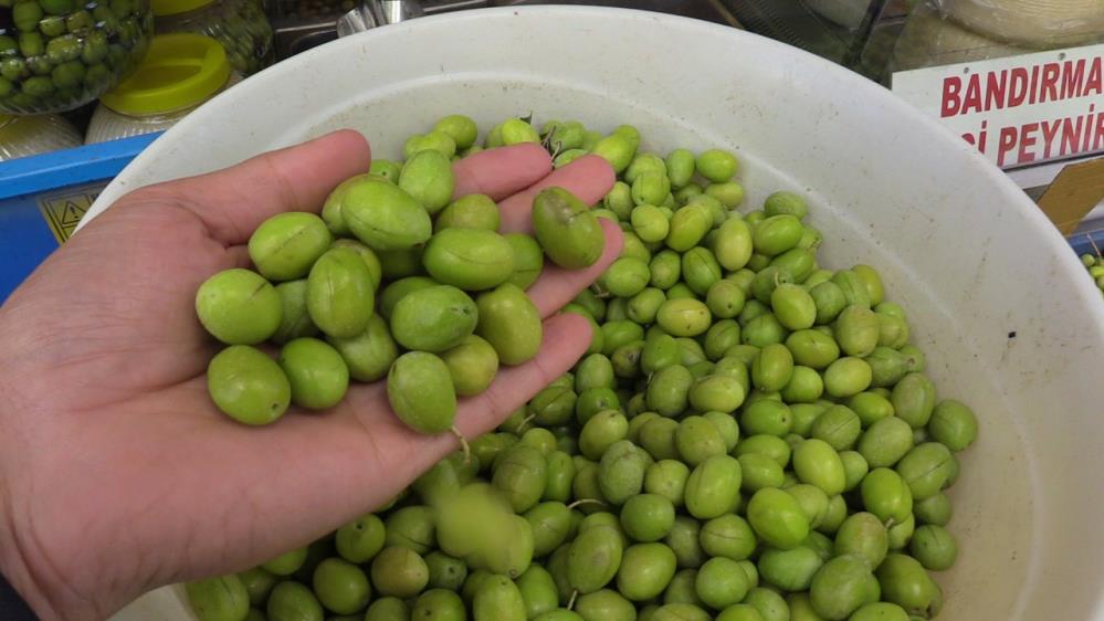 Bandırma’da yeni mahsul kırma-çizme zeytin satışa çıktı Bandırma’da, zeytin hasadıyla birlikte sofraların vazgeçilmezi olan yeşil zeytin satışa