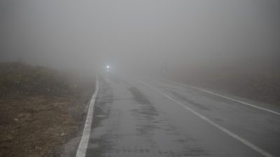 Balıkesir’de akşam saatlerinde Kazdağları bölgesinde etkili olan yoğun sis trafiği