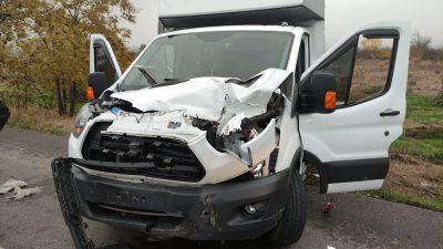 Susurluk’ta meydana gelen zincirleme kazada bir kişi minibüs içerisine sıkışarak
