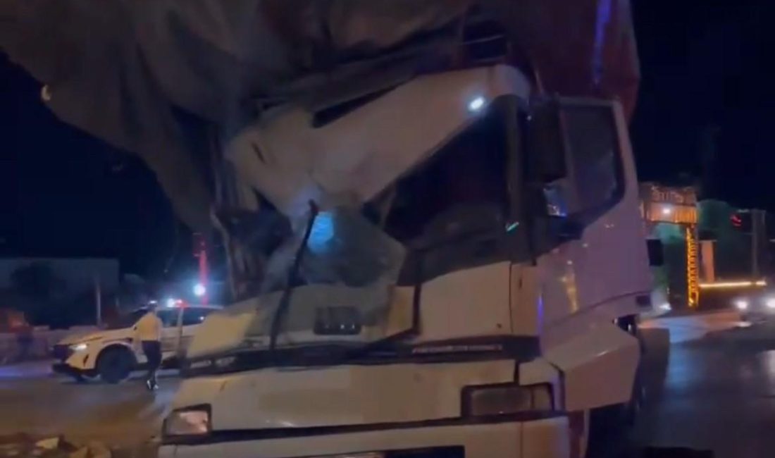 Bandırma’da otobüs ile kamyon çarpıştı Bandırma-Bursa Karayolu üzerindeki otogar ışıklarında meydana gelen kazada otobüs ile