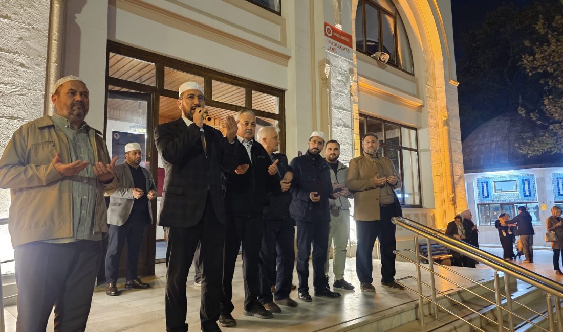 Bandırma’dan umre yolcuları kutsal topraklara uğurlandı Bandırma’dan kutsal topraklara gitmek üzere yola çıkan 30 kişilik umre