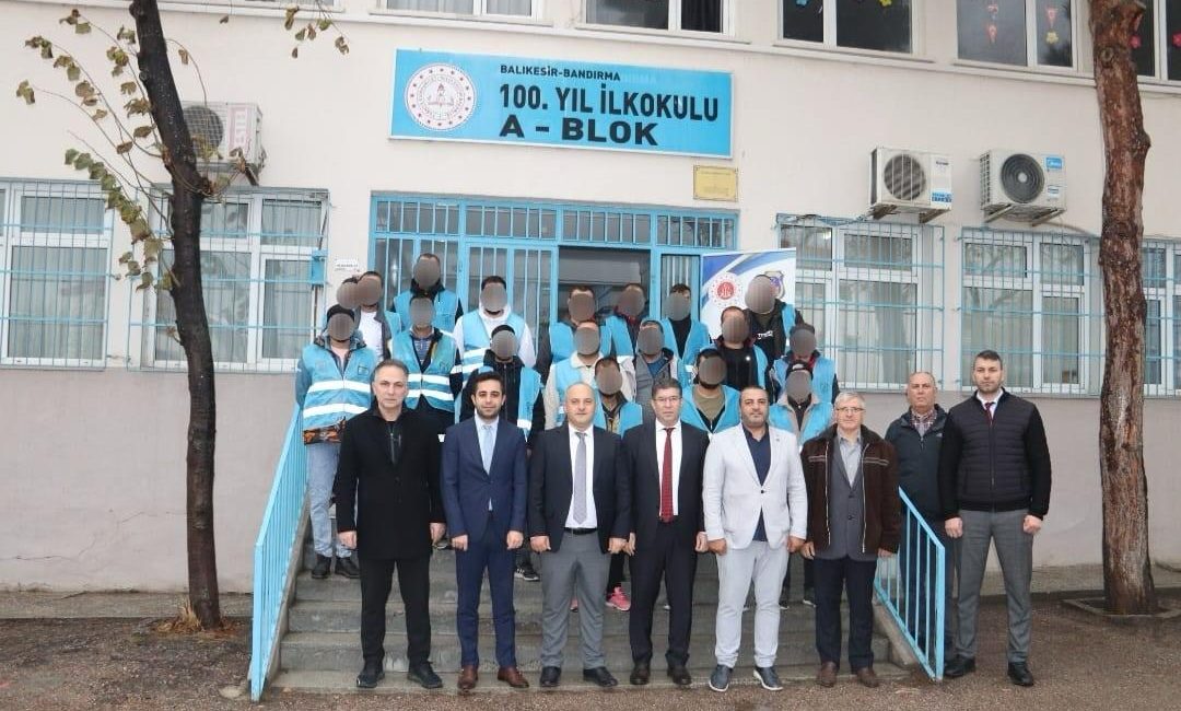 Bandırma Denetimli Serbestlik yükümlülerinden kamu binalarına hizmet Bandırma’da Denetimli Serbestlik yükümlüleri tarafından kamu binalarına kapsamlı temizlik, boya-badana