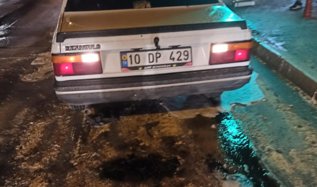 Balıkesir’de trafik ışıklarında bekleyen araç alev aldı Altıeylül’de meydana gelen ilginç olayda trafik ışıklarında bekleyen otomobil aniden