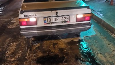 Altıeylül’de meydana gelen ilginç olayda trafik ışıklarında bekleyen otomobil aniden