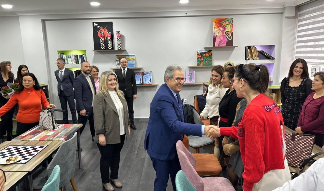 Mirza, öğretmenlere emekleri için teşekkür ederek gününü kutladı Bandırma Belediye Başkanı Dursun Mirza, Hafsa Sultan Kız Mesleki ve