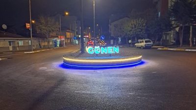 Gönen’de Tırnova Mahallesi Tayfunspor Karşısı yolunda yapılan kavşak düzenleme ve