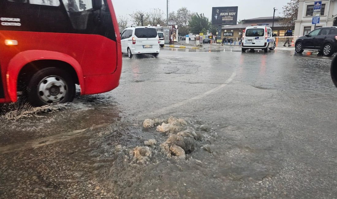 Bandırma’da sağanak yağış yolları göle çevirdi Bandırma’da sabah saatlerinde etkili olan yoğun sağanak yağış, hayatı olumsuz