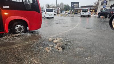 Bandırma’da sabah saatlerinde etkili olan yoğun sağanak yağış, hayatı olumsuz