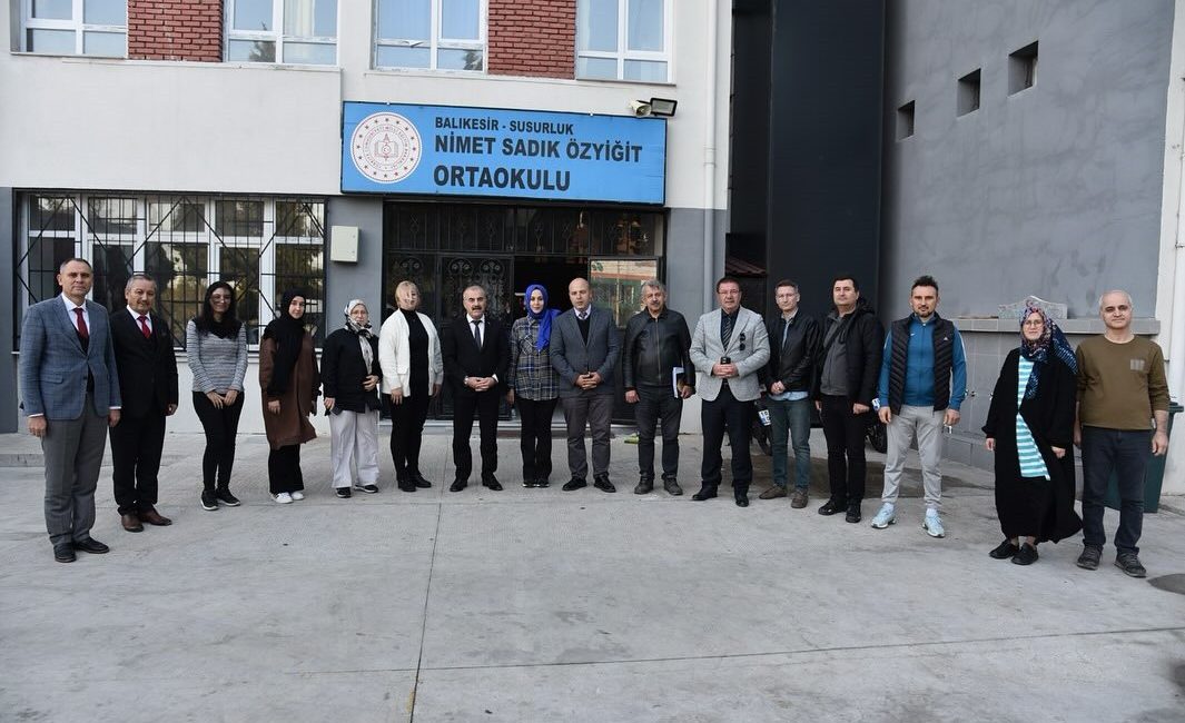 Demir, Susurluk’ta öğrencilerle bir araya geldi Susurluk’taki okullara ziyaret programı gerçekleştiren Balıkesir İl Milli Eğitim Müdürü