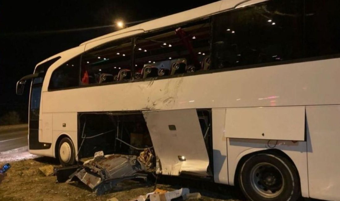 Bandırma otogar kavşağında otobüs ile kamyon çarpıştı: 14 yaralı Bandırma Otogarı kavşağında meydana gelen trafik kazasında 14 kişi yaralandı.