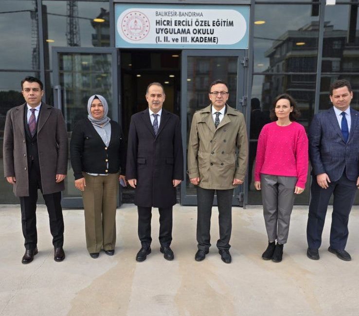 Aksakal ve Aslan Bandırma’nın öğrencileriyle buluştu Bandırma Kaymakamı Engin Aksakal ve İlçe Mili Eğitim Müdürü Mutlu