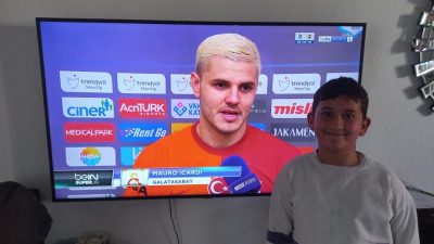 Galatasaray’ın yıldızlarını sahada ilk kez izlemek için babası ile birlikte
