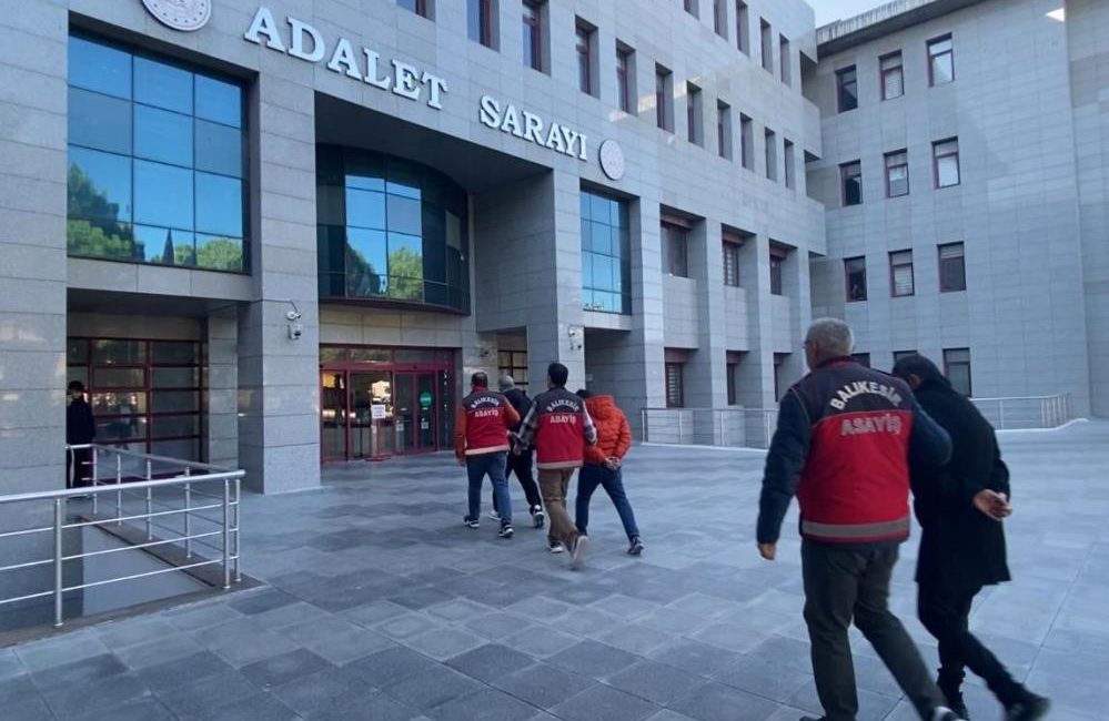 Husumetlisini yol ortasında öldüren zanlı tutuklandı Balıkesir’de husumetlisini yol ortasında öldüren ve polis ekipleri tarafından yakalanan