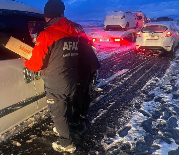 AFAD: “25 Kasım Pazartesi 25 ilimize sarı uyarı ve 13 ilimize turuncu uyarı verilmiştir” Afet ve Acil Durum Yönetimi Başkanlığı (AFAD), Meteoroloji Genel Müdürlüğü’nden