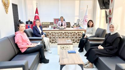 Balıkesir Aile ve Sosyal Hizmetler Müdürü Emine Böçkün, mesleki personelle