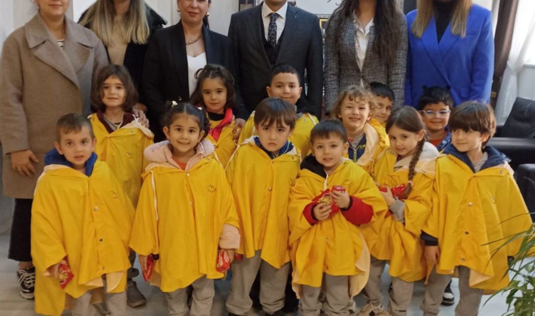 Anaokulu öğrencilerinden Müdür Aslan’a 24 Kasım ziyareti Bandırma İlçe Milli Eğitim Müdürü Mutlu Aslan’ı ziyaret eden Anaokul