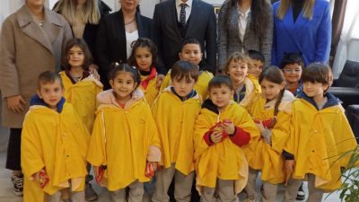Bandırma İlçe Milli Eğitim Müdürü Mutlu Aslan’ı ziyaret eden Anaokul