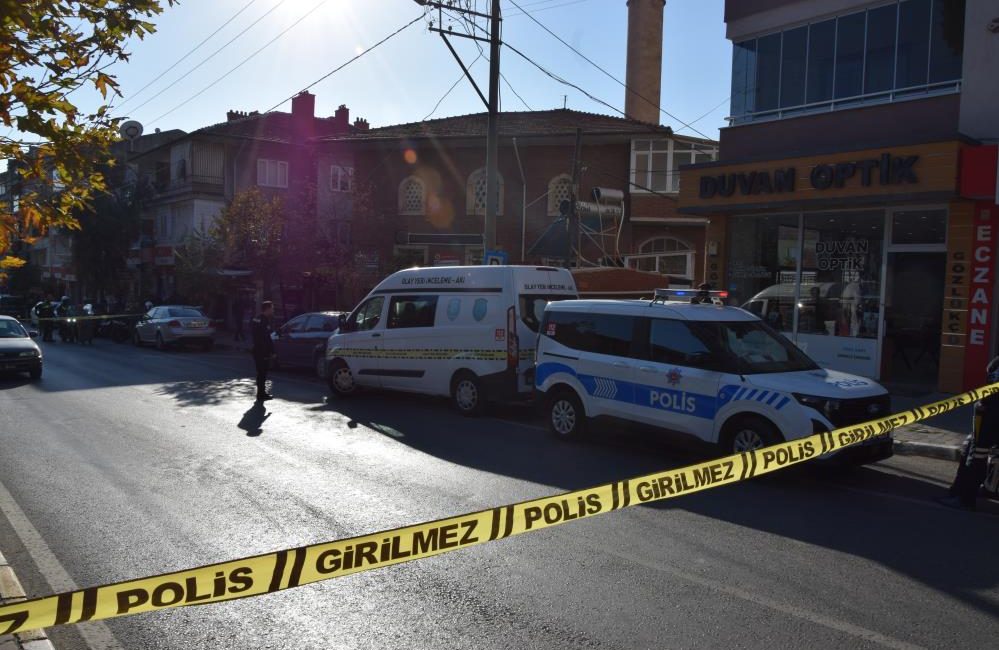 Balıkesir’de cinayet Balıkesir bir kişi aralarında husumet bulunan şahıs tarafından silahla vurularak