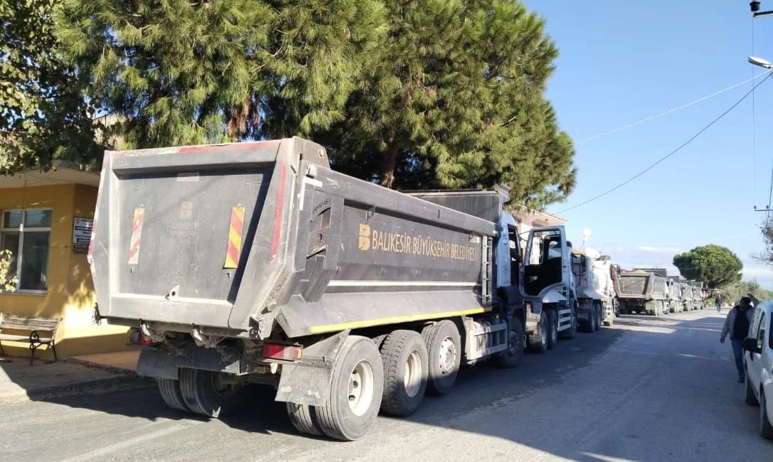 Manyas’ta tarım için yollar yenileniyor Manyas Kızıksa Mahallesi’nde çiftçilerin tarlalarına daha rahat ulaşabilmesi için arazi