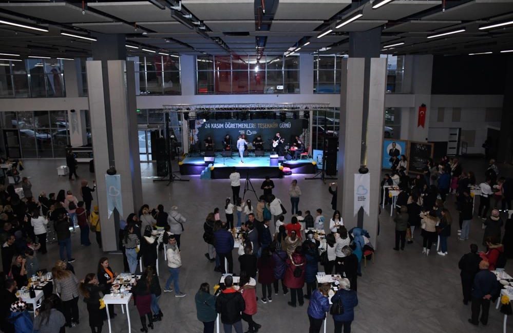 Balıkesir’de öğretmenlere vefa buluşması Balıkesir Büyükşehir Belediyesi tarafından “24 Kasım Öğretmenlere Teşekkür Günü” programında