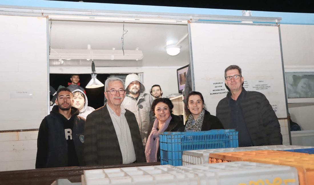 Başkan Karışık, Erdek’te zeytin üreticilerini ziyaret etti Zeytin hasat sezonunun başlamasıyla birlikte Erdek Belediye Başkanı Burhan Karışık,